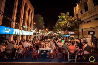 Los comercios también venden bebidas alcohólicas en la vía pública. La Municipalidad dice que la prohibición es para formales e informales.