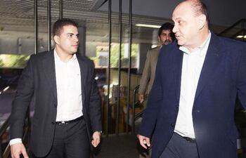 el-diputado-carlos-nunez-salinas-izquierda-junto-a-su-abogado-jose-ignacio-gonzalez-macchi-llega-la-sede-del-ministerio-publico--201113000000-1313659.jpg