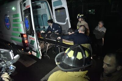 Momento en que asisten al motociclista herido.