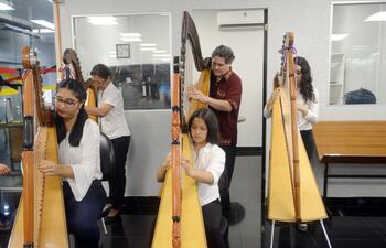 marcos-lucena-y-sus-alumnas-de-la-escuela-de-musica-de-luque-comentaron-acerca-del-intercambio-que-realizaran-con-harpinbag--182703000000-1770561.jpg
