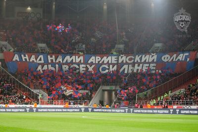 Hinchada del CSKA Moscú, durante un juego.
