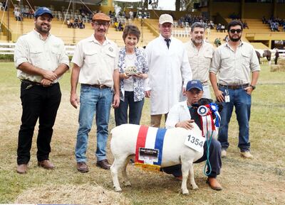Oveja número 1354 de la raza Dorper de 18 a 22 meses resultó premiada como gran campeona. Aquí junto a sus propietarios.