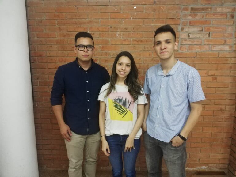 Nicolás Sánchez presidente del Centro de Estudiantes de la FIUNA, Marcos Sanabra y Araceli Cañete, organizadores.