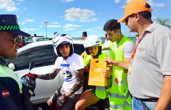 motociclistas-con-sus-respectivos-cascos-y-documentos-en-regla-recibieron-de-regalo-chalecos-reflectivos-en-la-costanera-de-asuncion--191640000000-1796705.jpg
