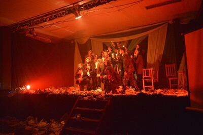 Desde los inicios de las artes escénicas en Grecia hasta las guerras y regímenes autoritarios, el teatro se mantuvo firme y ha evolucionado, según registra la historia