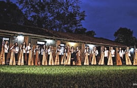 un-elenco-de-mas-de-30-arpistas-con-el-maestro-isidro-gonzalez-al-frente-se-presento-en-el-teatro-lirico-de-posadas--191631000000-1163343.jpg