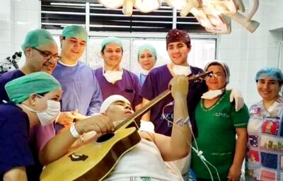 Al culminar la exitosa neurocirugía de extirpación de un tumor cerebral en un paciente despierto, este les cantó a los médicos.