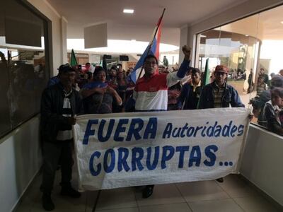 Los ocupantes de un terreno municipal en esta ocasión tomaron la propia sede comunal en protesta contras las autoridades. Varios de ellos ya se encuentran imputados.