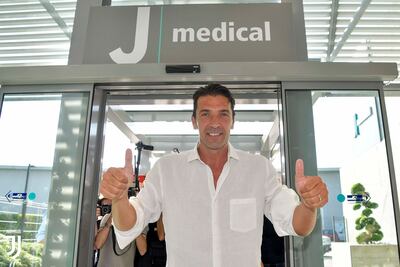 Buffon superó las pruebas médicas y firmará por un año con la Juventus de Turín.