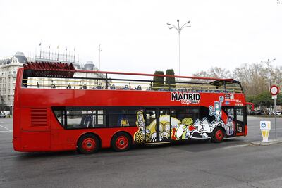 Un autobús turístico vacío circula por la plaza de Neptuno, este jueves en Madrid. El Ministerio de Sanidad ha confirmado este miércoles 2.002 casos de coronavirus en España (363 más que ayer) y 47 fallecidos (once más), y casi la mitad de ellos -tanto los contagios como las muertes- se han dado en la Comunidad de Madrid.