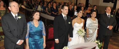 Los contrayentes recibieron la bendición nupcial ante el altar de la iglesia La Piedad, decorada con flores y telas.