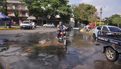 Un motociclista atraviesa los charcos de agua de cloaca en los alrededores de la Nueva Olla.