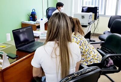 La defensora de la Niñez Laura Gauto y la jueza Graciela Fernández, durante la audiencia.