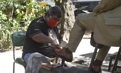 El lustrabotas Bernardo Pereira tiene un cliente después de un mes y medio. Dijo que tiene una hija que depende de él.