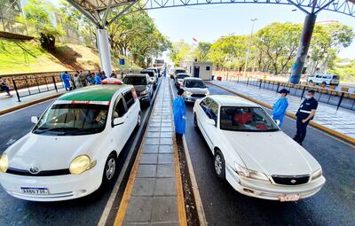 Un grupo de taxistas brasileños se manifestó ayer frente a la Aduana de Foz al no poder cruzar hacia el territorio paraguayo y porque sus pares esteños se movilizaron sin problemas.