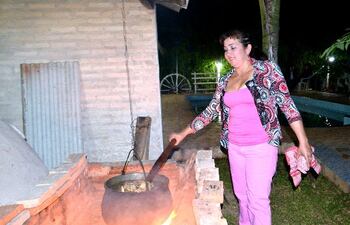 victorina-molinas-cocinando-un-tradicional-caldo-de-gallina-en-una-olla-de-hierro-en-san-juan-nepomuceno--201906000000-1058697.jpg