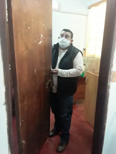 Forzaron dos puertas para ingresar hasta la institución educativa.