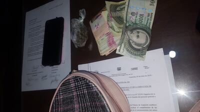 Dinero y droga incautados.