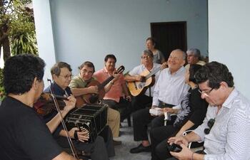 un-sonriente-papi-meza-recibio-el-saludo-musical-de-sus-colegas-en-su-casa-del-barrio-julio-correa-de-luque--211304000000-577716.jpg