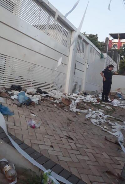 Los escrachadores llenaron la residencia de la jueza Cinthia Garcete Urunaga con papel higiénico y basura, ayer de tarde.