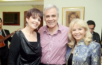 adriana-y-julio-bazan-junto-a-daisy-caceres-de-meza--203557000000-1120266.jpg