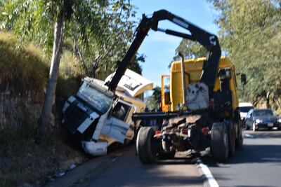 El camión colisionó contra el cerro Caacupé.