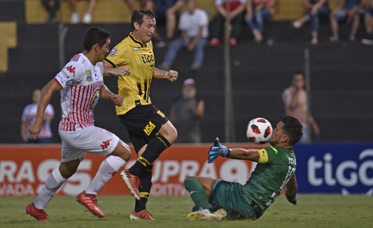 La tapada salvadora del portero sanlorenzano Wilson Quilónez frente a Fernando Fernández, de Guaraní, cuando se cumplía el tiempo adicional. Prácticamente con el rostro, Quiñónez interceptó el remate del “Queso” a quemarropa. El arquero tuvo otras  atajadas importantes.