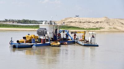 Esta segunda embarcación de dragado está ubicada a metros de la Isla San Francisco, lugar donde se proyecta un complejo turístico. La primera embarcación está a metros de la isleta.