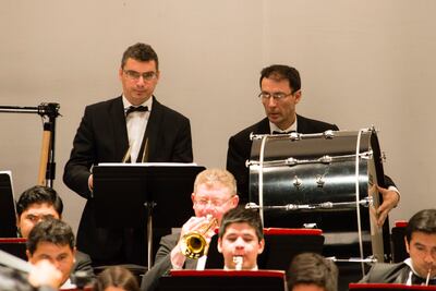 El maestro Francisco Sánchez dirige al "Ensamble de percusión".