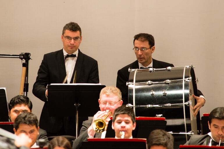 El maestro Francisco Sánchez dirige al "Ensamble de percusión".
