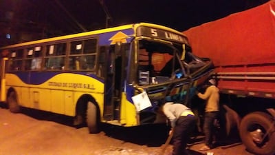 Choque entre colectivo y camión en la zona de Semidei.
