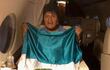 Evo Morales con la bandera de México cuando abordó la aeronave.