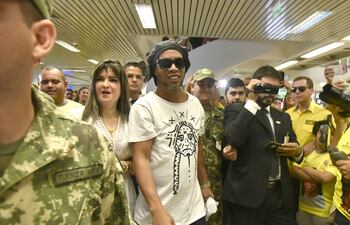 Dalia López, al lado de Ronaldinho, cuando el exfutbolista llegó a Paraguay. Fue el pasado miércoles.