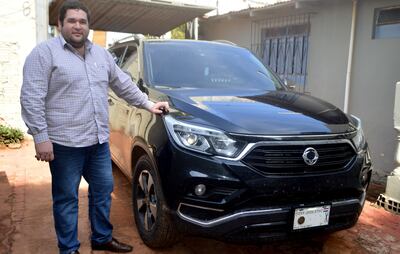 El diputado Andrés Rojas Feris (PLRA), mostrando el vehículo que le pertenece. El parlamentario negó su participación en el caso denunciado y dijo que su amigo robó la copia de la chapa oficial.