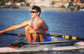 Sacrificio, esmero y concentración son los elementos principales que Javier Insfrán (20) implementó para destacarse en el deporte del remo.