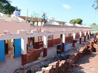 En la Escuela Santa Inés, unos obreros aparecen trabajando en la reparación y cambio del techo de cinco aulas.