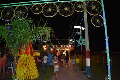 Estrellas, luces y flores, todo se conjuga para trasmitir el ambiente navideño.