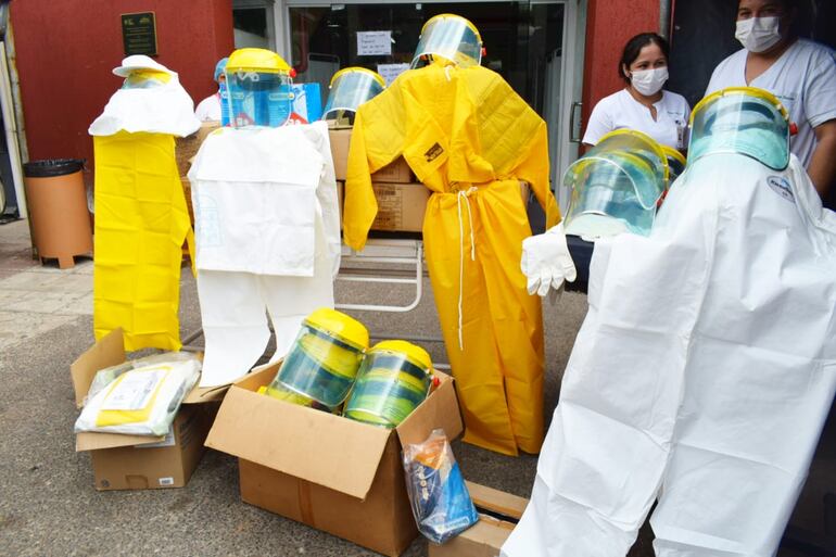 Parte de la donación realizada en forma personal del intendente de la ciudad de Villa Elisa, Ricardo Estigarribia al hospital distrital local.