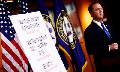 El presidente de la Comisión de Inteligencia, Adam Schiff, durante la presentación del informe preliminar, con el que el Comité Judicial ha de trabajar para formalizar los cargos, que debe votar el pleno de la Cámara Baja.