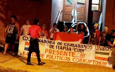 Manifestantes frente al domicilio del diputado Colym Soroka (ANR, abdista).