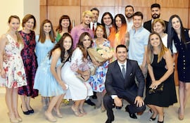 parte-de-la-familia-uaa-maria-luisa-puertas-junto-con-sus-hijos-nuria-martin-puertas-y-gonzalo-martin-puertas-el-dr-jose-antonio-alonso-navarro-p-193108000000-1782140.jpg