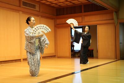 En Japón, dos geishas aprenden los movimientos de la danza tradicional en una de la agrupación del distrito tokiota de Shimbashi.