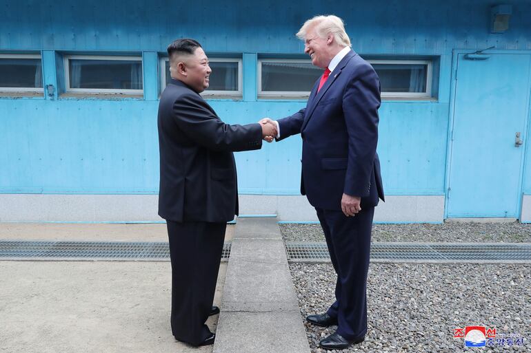 El líder norcoreano Kim Jong-un y el presidente estadounidense Donald Trump durante una cumbre en la frontera entre las dos Coreas, el pasado 30 de junio.