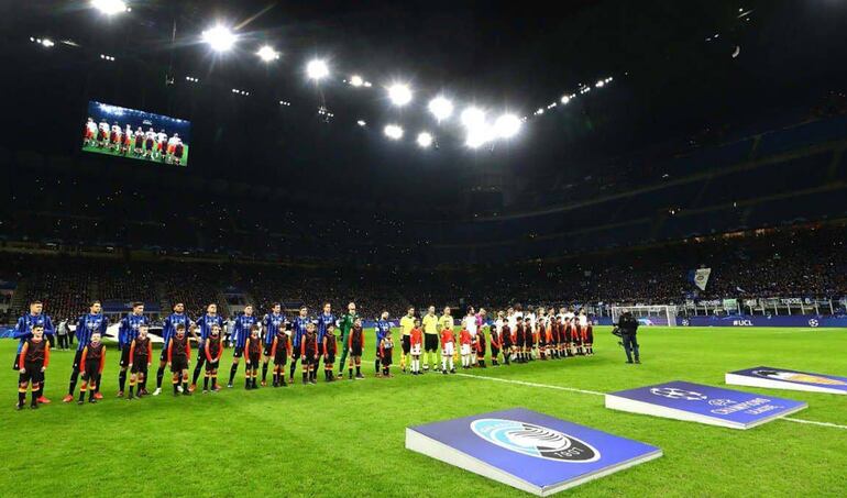Formación de los equipos en el  Giuseppe Meazza de Milán, donde se disputó “el partido de la polémica”, en el que Atalanta se impuso por 4-1 sobre el Sevilla en la ida de los octavos de final de la Liga de Campeones.  En la vuelta también ganó por 4-3.