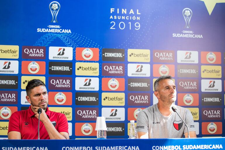 Pablo Lavallén junto al paraguayo Jorge Ortega en rueda de prensa.