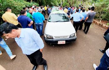 El jueves último, taxistas rodearon a conductores de Uber y Muv para ser demorados por “competencia desleal” en el Este.