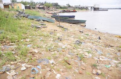 En la zona de toma de agua de la Essap, en barrio Zeballos Cue, se notan bolsas y plásticos enterrados en la tierra, además de cubiertas. Los vecinos también tiran su basura en el lugar.