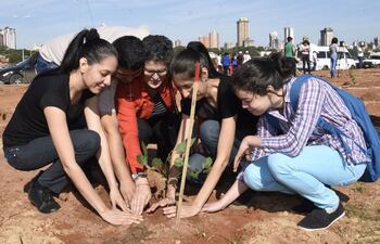 familias-enteras-grupos-de-amigos-y-universitarios-se-hicieron-presentes-en-la-costanera-de-asuncion-para-cultivar-arboles-en-el-plantaton-2017--214441000000-1597367.jpg
