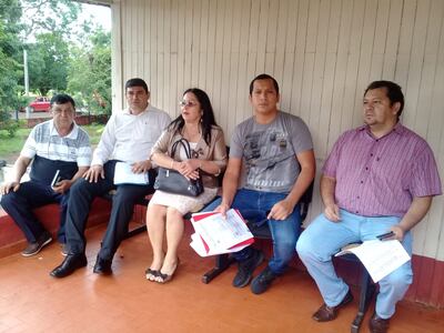Los concejales que presentaron la denuncia: (De izquierda a derecha) Demetrio Soler (PLRA), Alberto Báez (PLRA), Alcira Cáceres (PLRA), John Florentín (ANR) y Wilson Ayala (ANR).