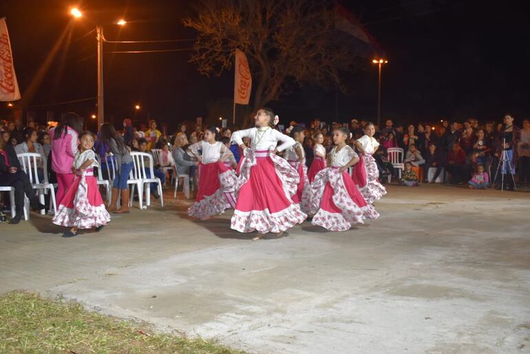 Noche de festival de la juventud en Ayolas